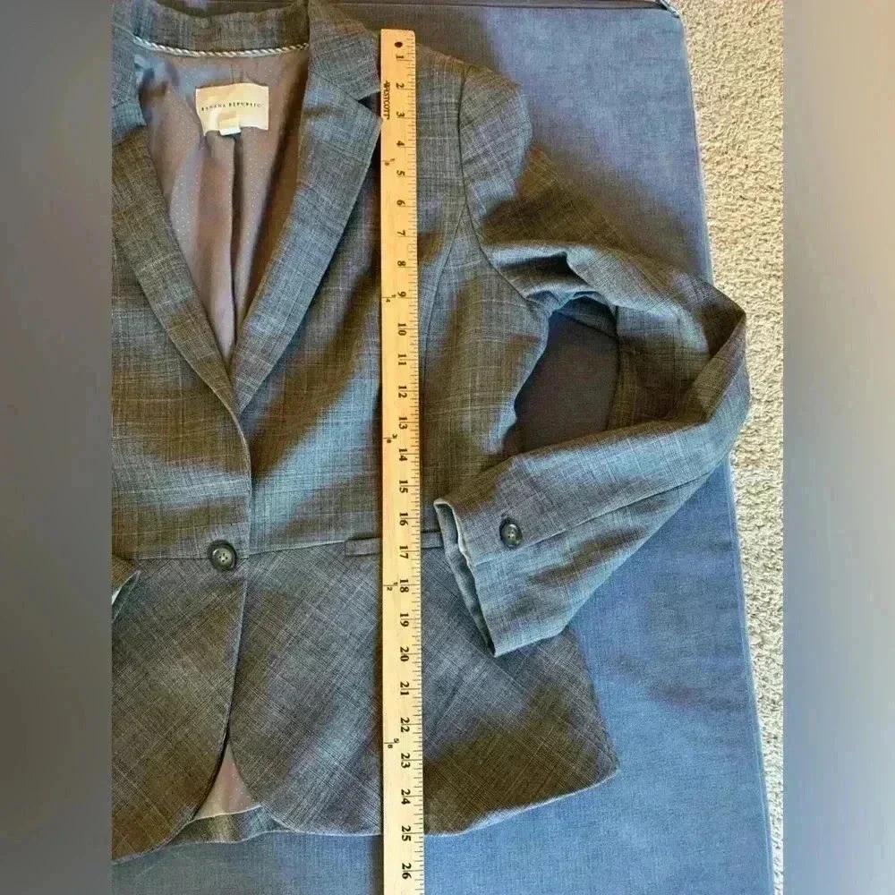 Woman’s Banana Republic Grey Plaid Wool Blend Plus Long Sleeve Business Blazer